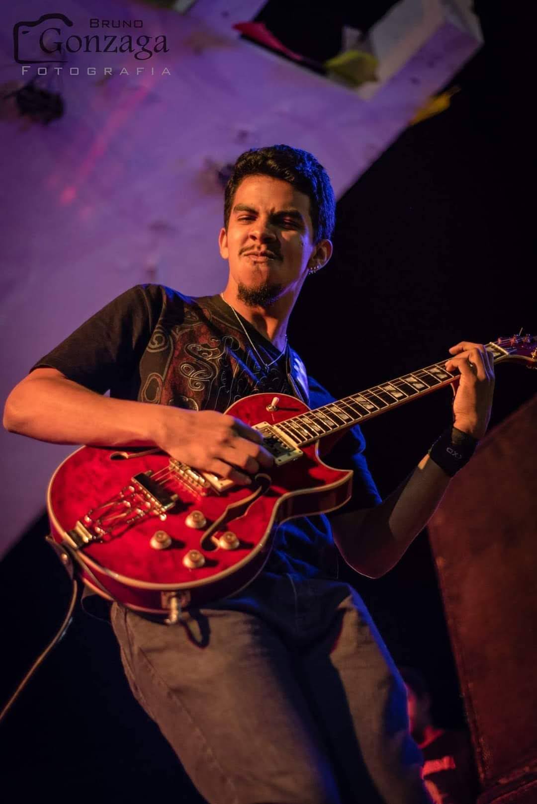 Edésio executando uma passagem na guitarra em uma apresentação